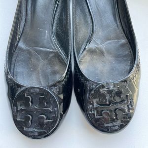 Tory Burch Reva Medallion Black Patent Leather Flats Size 7